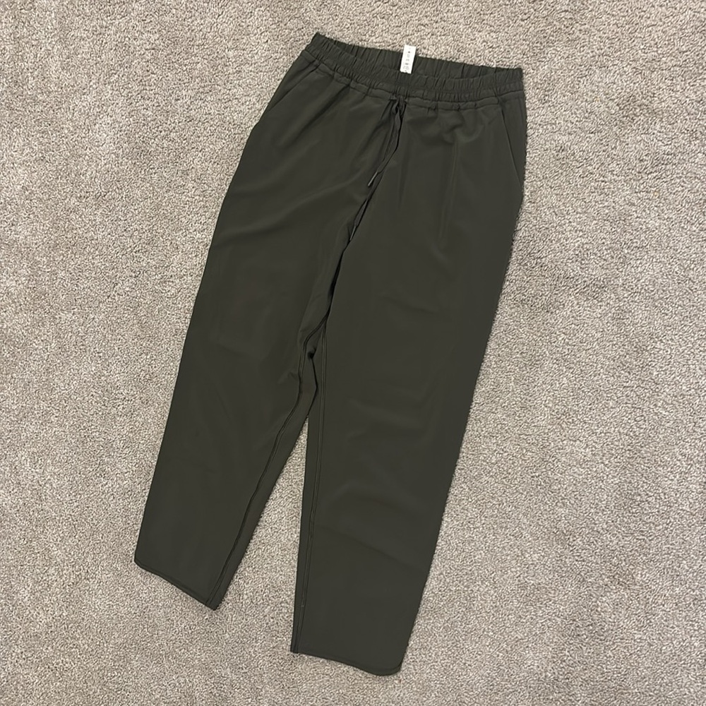 Lululemon Athletica Green Capris with Elastic Waistband